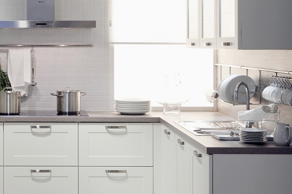 Über-Eck-Anordnung von Herd, Arbeitsplatte und Spüle